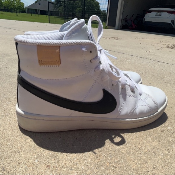 Nike blazers, slightly used, size 7 in women 5 in men’s - Picture 2 of 7